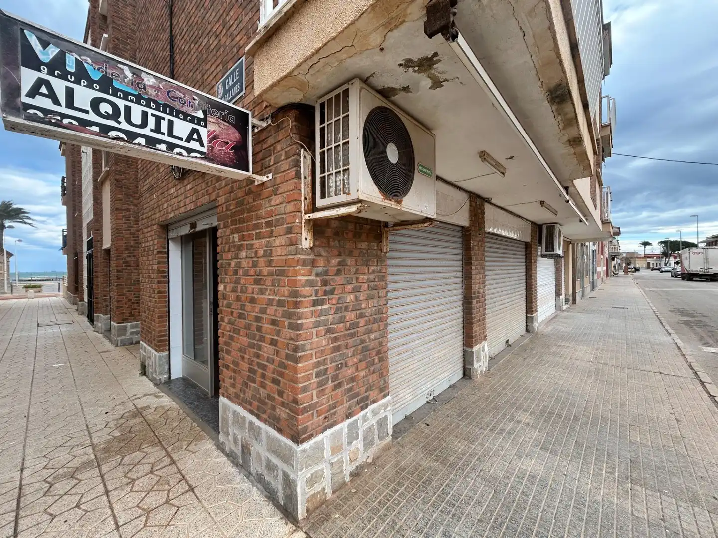 Vista exterior de Local en venda en Cartagena amb Aire condicionat i Moblat