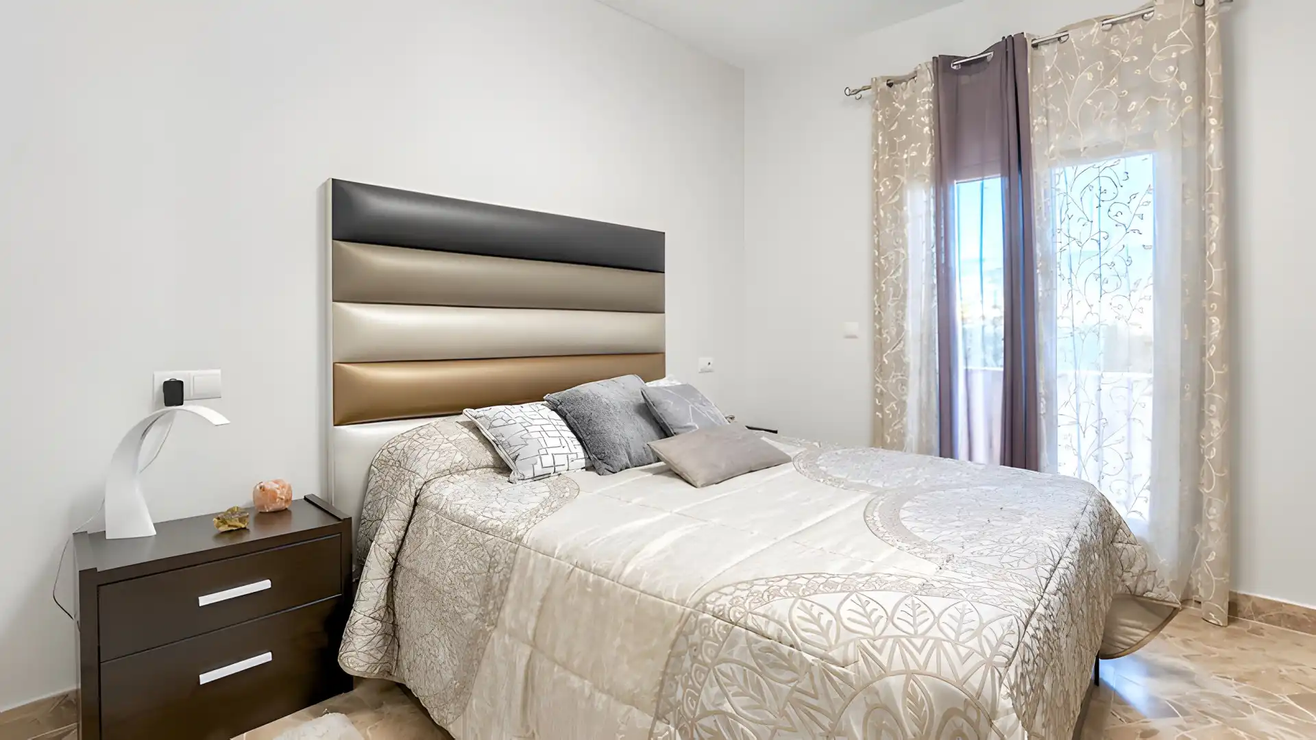Habitación de Planta baja en venta en Marbella con Aire acondicionado, Terraza y Trastero