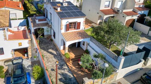 CASA UNIFAMILIAR EN VENTA CON LICENCIA TURÍSTICA EN LESCALA