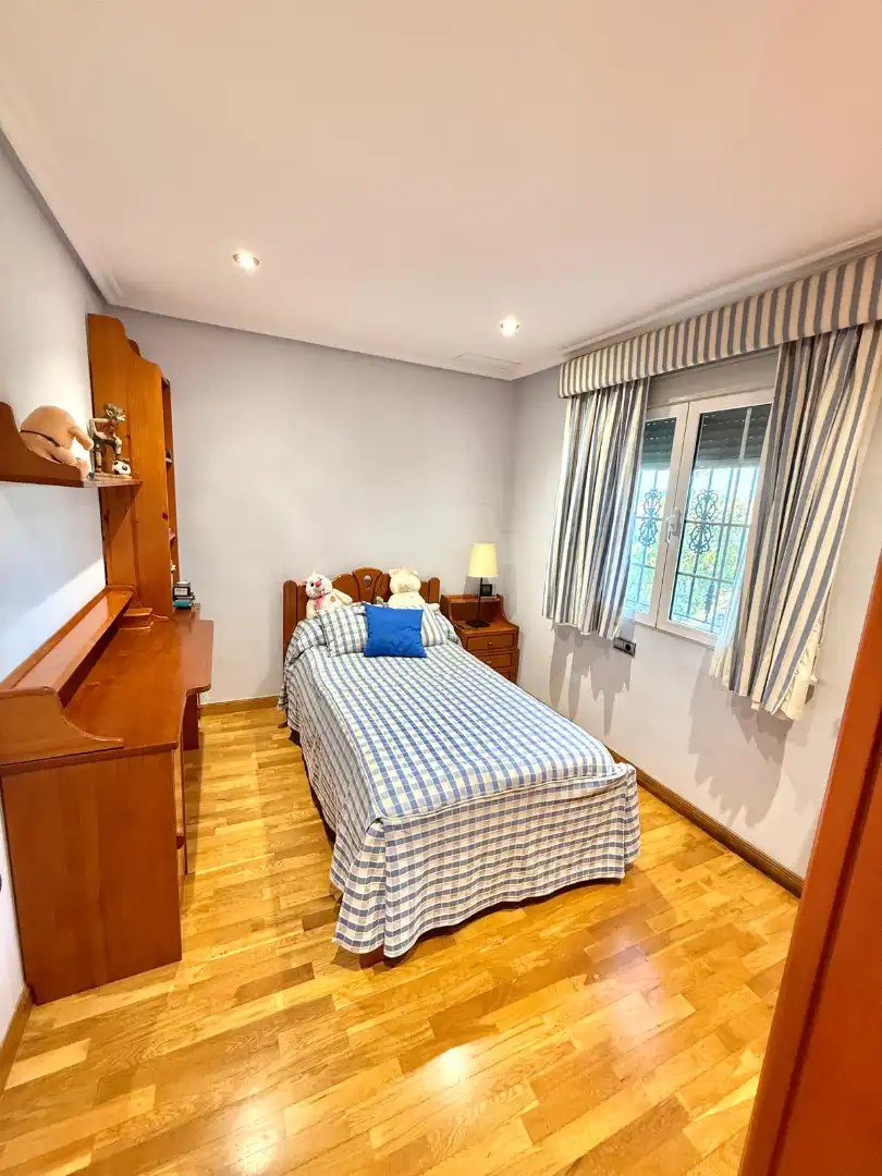 Dormitori de Casa o xalet en venda en Elche / Elx amb Aire condicionat, Calefacció i Jardí privat