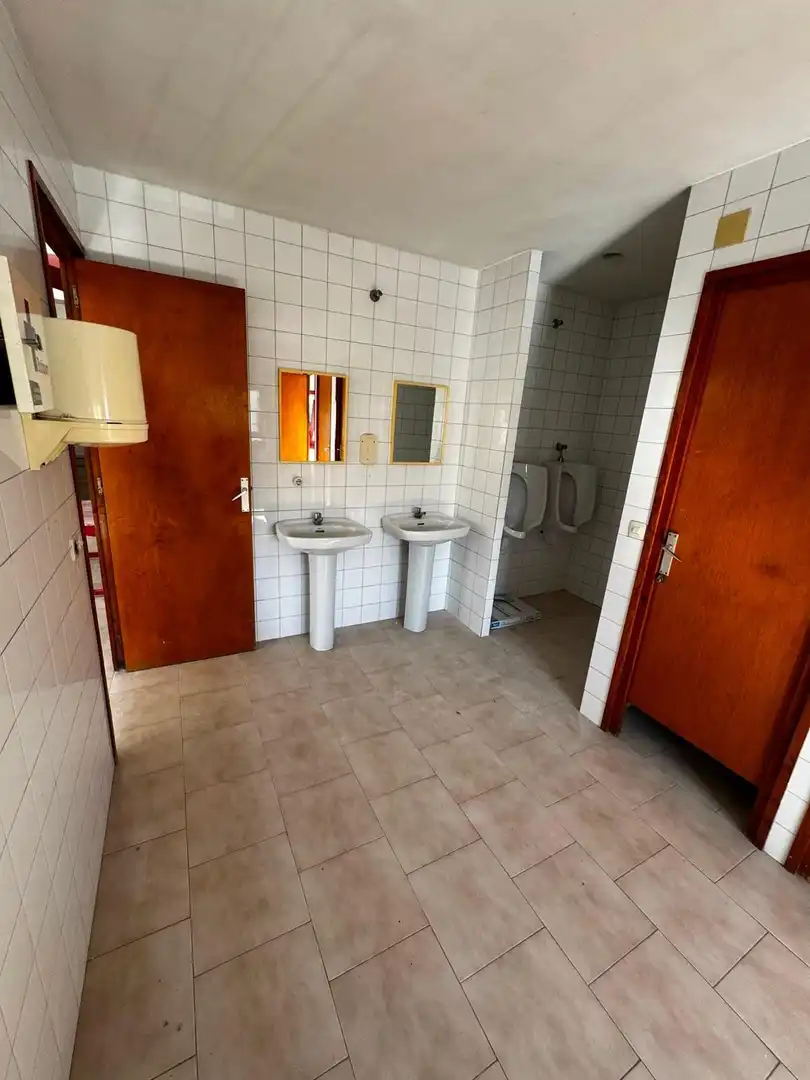 Badezimmer von Fabrikhallen zur Miete in Llevant