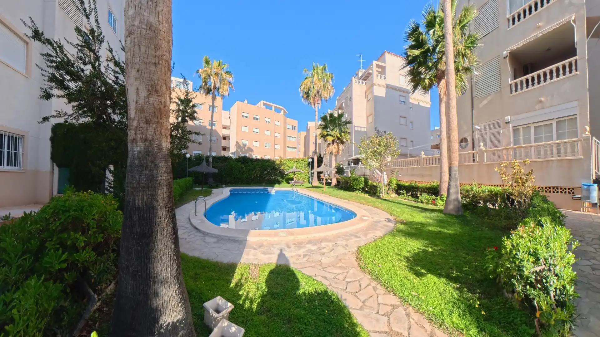 Piscina de Pis en venda en Alicante / Alacant amb Aire condicionat, Calefacció i Jardí privat