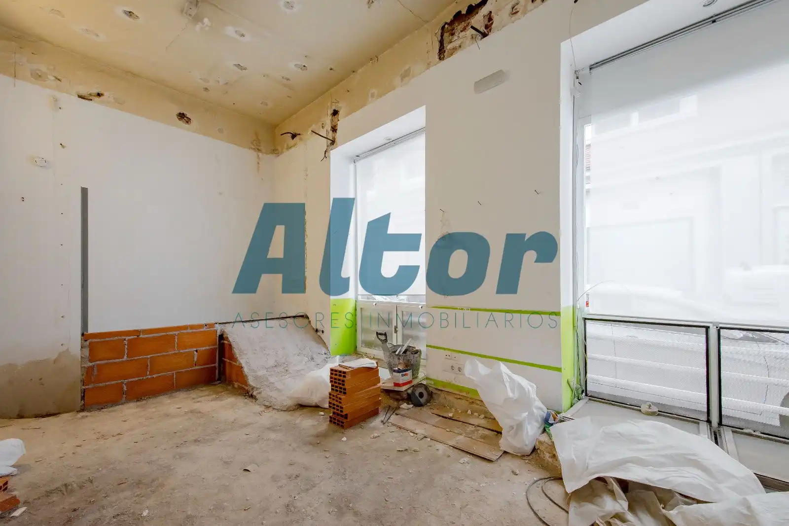 Habitación de Local en venta en Madrid