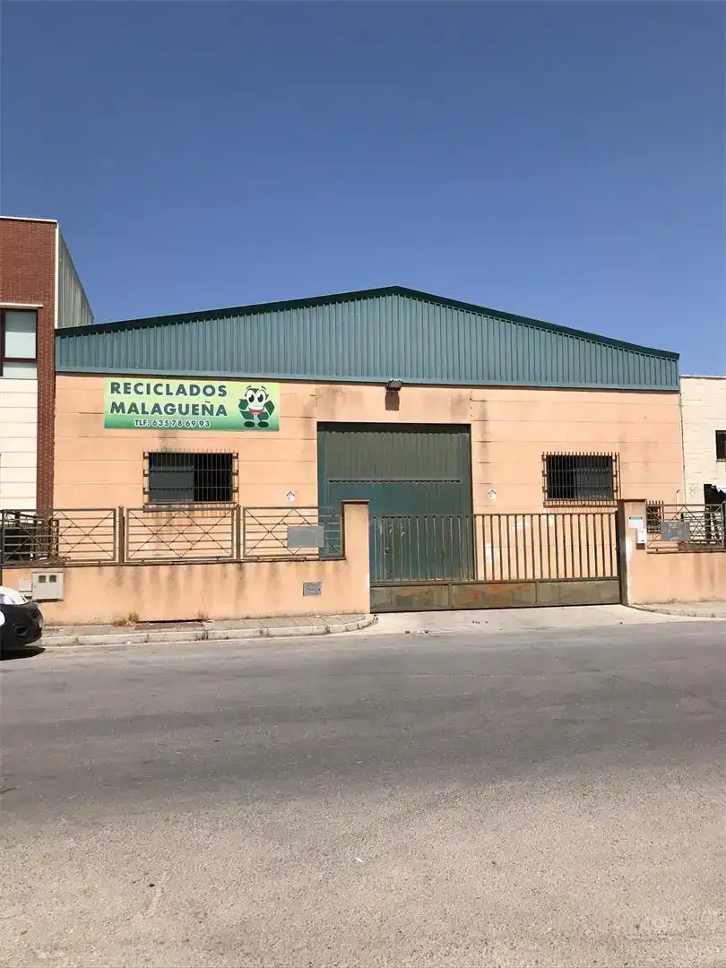 Außenansicht von Fabrikhallen zur Miete in Antequera