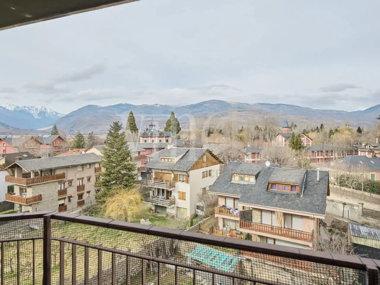 Außenansicht von Maisonette zum Verkauf in Puigcerdà mit Heizung, Parkett und Abstellraum