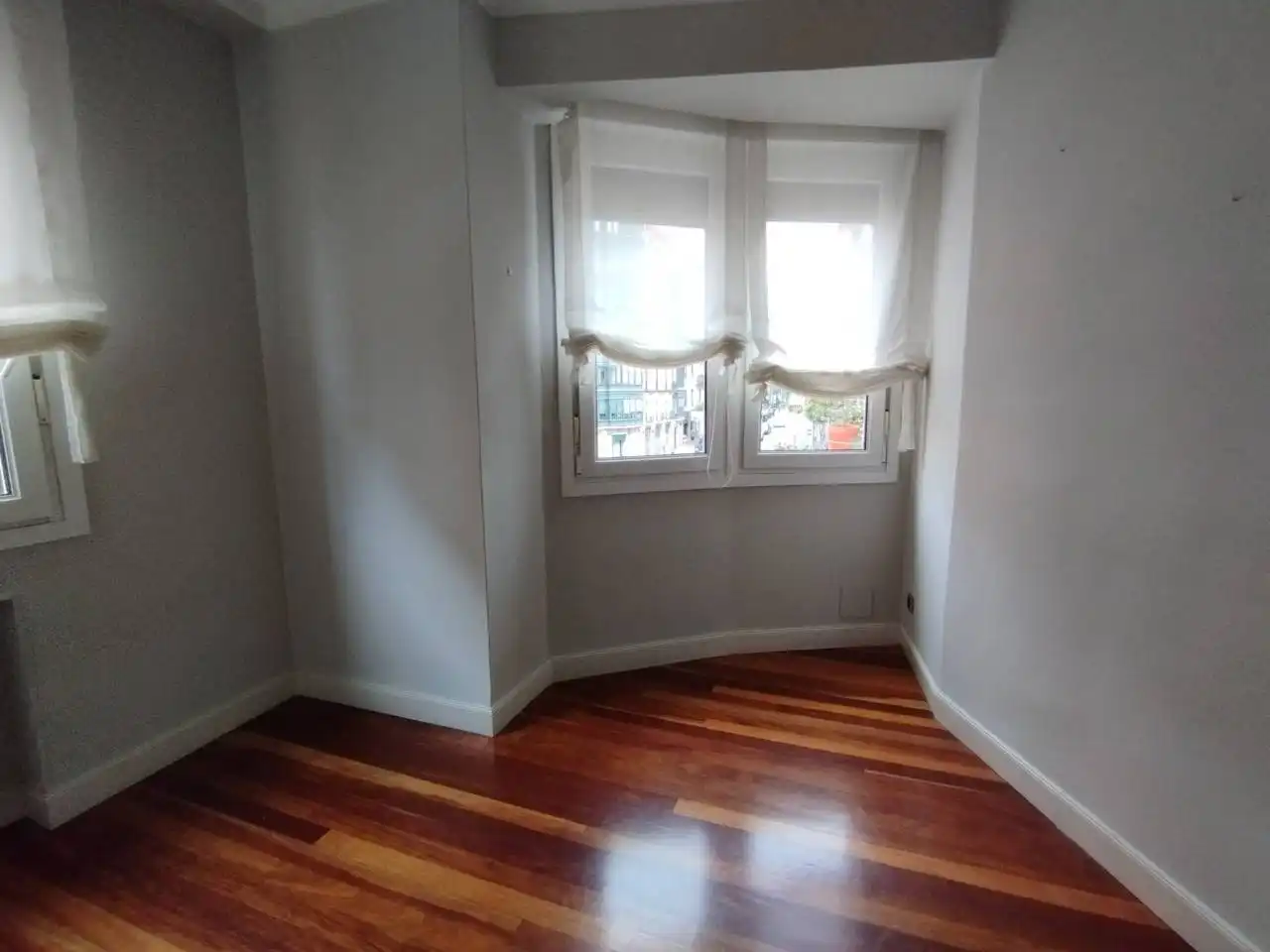 Schlafzimmer von Wohnung zur Miete in Bilbao  mit Heizung, Parkett und Möbliert