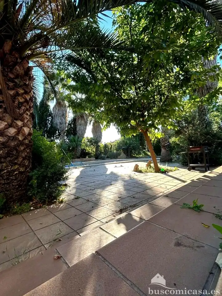 Vista exterior de Casa adosada en venda en Linares amb Aire condicionat, Jardí privat i Terrassa