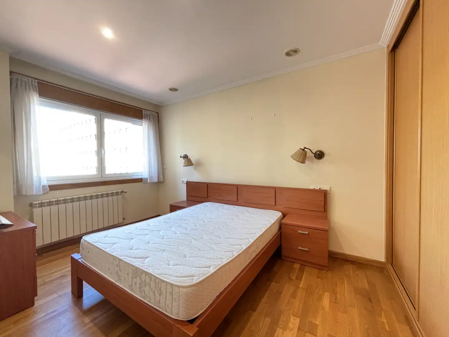 Schlafzimmer von Wohnungen zum Verkauf in Santiago de Compostela  mit Heizung, Abstellraum und Möbliert