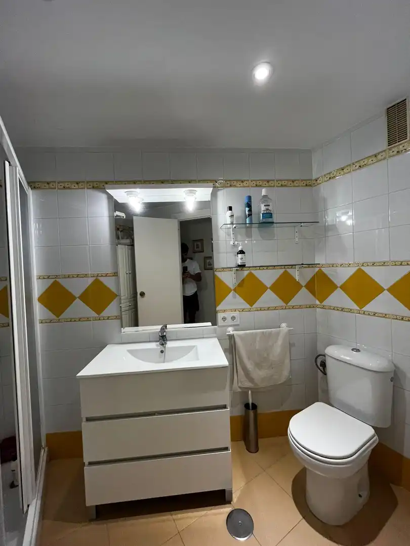 Bathroom of Flat for sale in Sevilla  with Air Conditioner, Heating and Storage room
