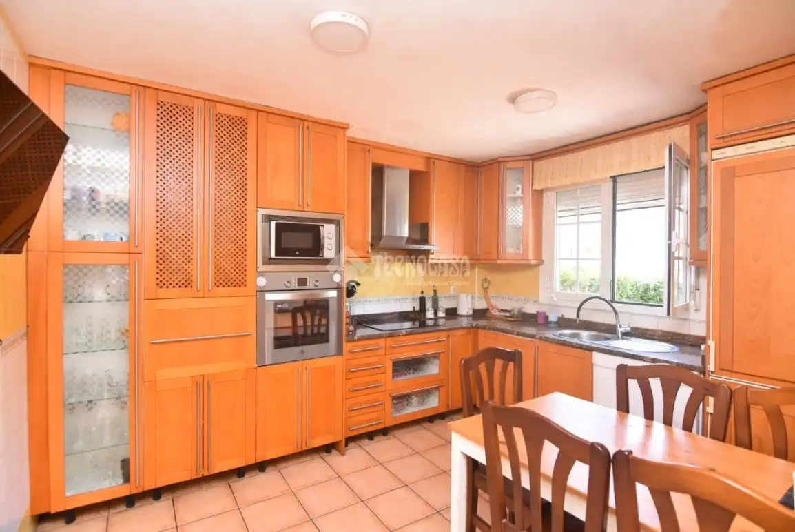 Cocina de Casa adosada en venta en Villaviciosa de Odón con Aire acondicionado, Calefacción y Piscina