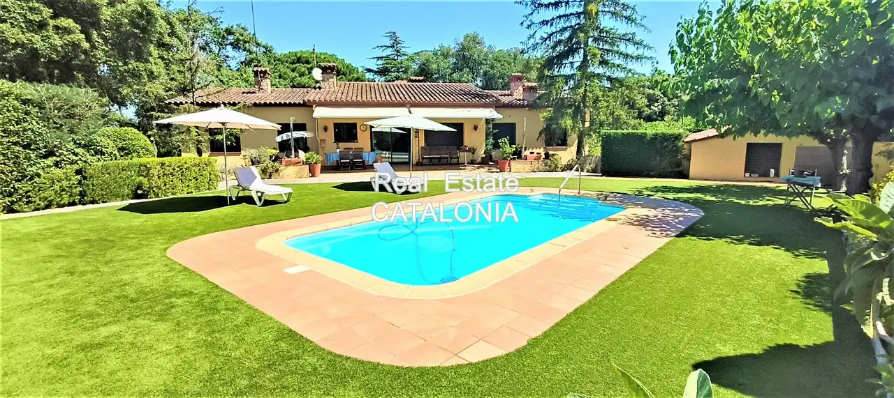 Vista exterior de Casa o xalet en venda en Caldes de Malavella amb Calefacció, Jardí privat i Terrassa
