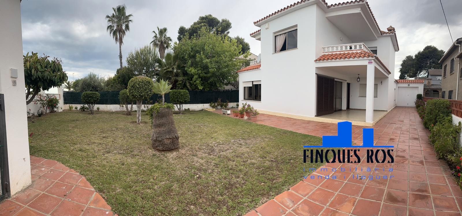 Vista exterior de Casa o xalet en venda en Vinaròs amb Jardí privat, Terrassa i Moblat