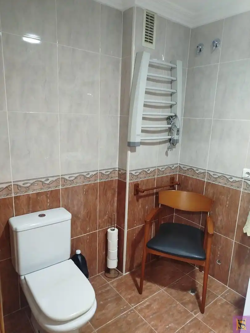 Bany de Pis en venda en La Pobla de Vallbona amb Aire condicionat, Moblat i Balcó