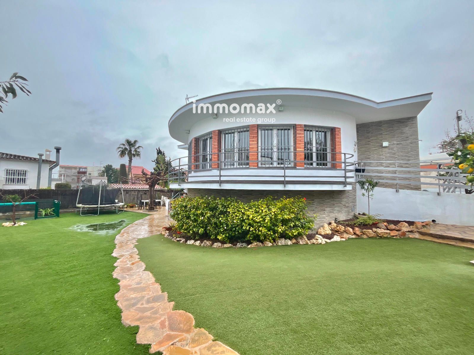 Vista exterior de Casa o chalet en venta en Vilanova i la Geltrú con Aire acondicionado, Calefacción y Jardín privado