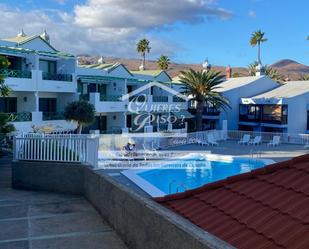 Vista exterior de Casa o xalet en venda en San Bartolomé de Tirajana amb Terrassa, Piscina i Piscina comunitària