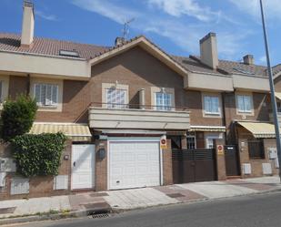 Vista exterior de Casa o xalet de lloguer en Alcorcón amb Terrassa