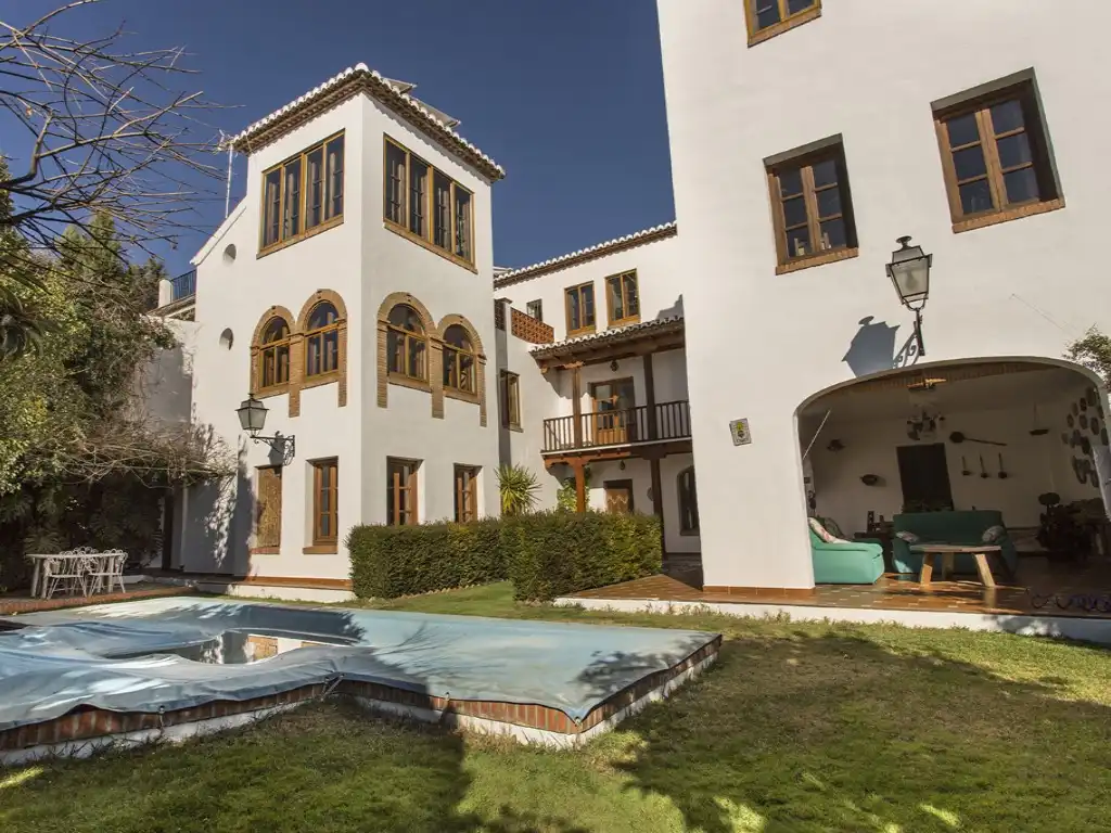 Vista exterior de Casa o xalet en venda en Granada amb Calefacció i Piscina