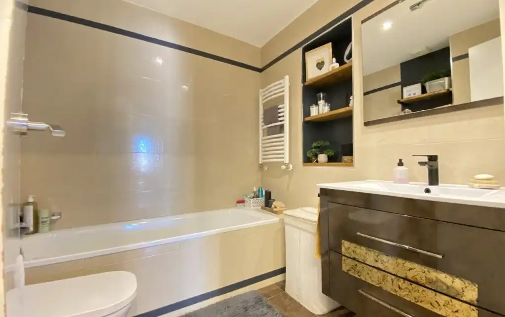 Bathroom of Flat for sale in Leganés  with Air Conditioner, Heating and Terrace