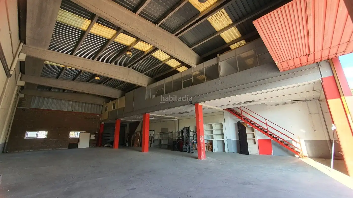 Industrial building to rent in Carrer Maestrat 28