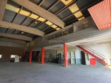 Industrial building to rent in Carrer Maestrat 28