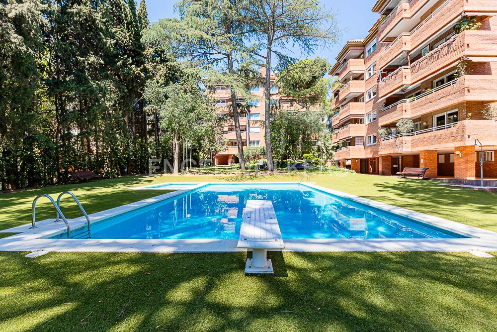 Piscina de Apartament en venda en  Barcelona Capital amb Aire condicionat, Calefacció i Parquet
