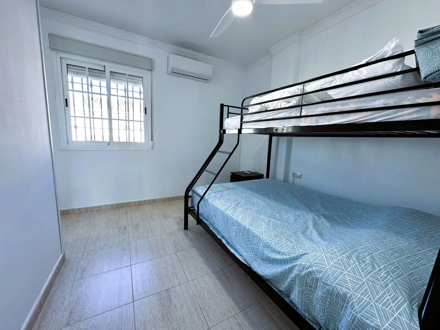 Habitación de Casa adosada en venta en Salobreña con Aire acondicionado, Calefacción y Terraza