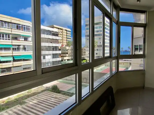 Außenansicht von Wohnung zum Verkauf in Las Palmas de Gran Canaria mit Balkon