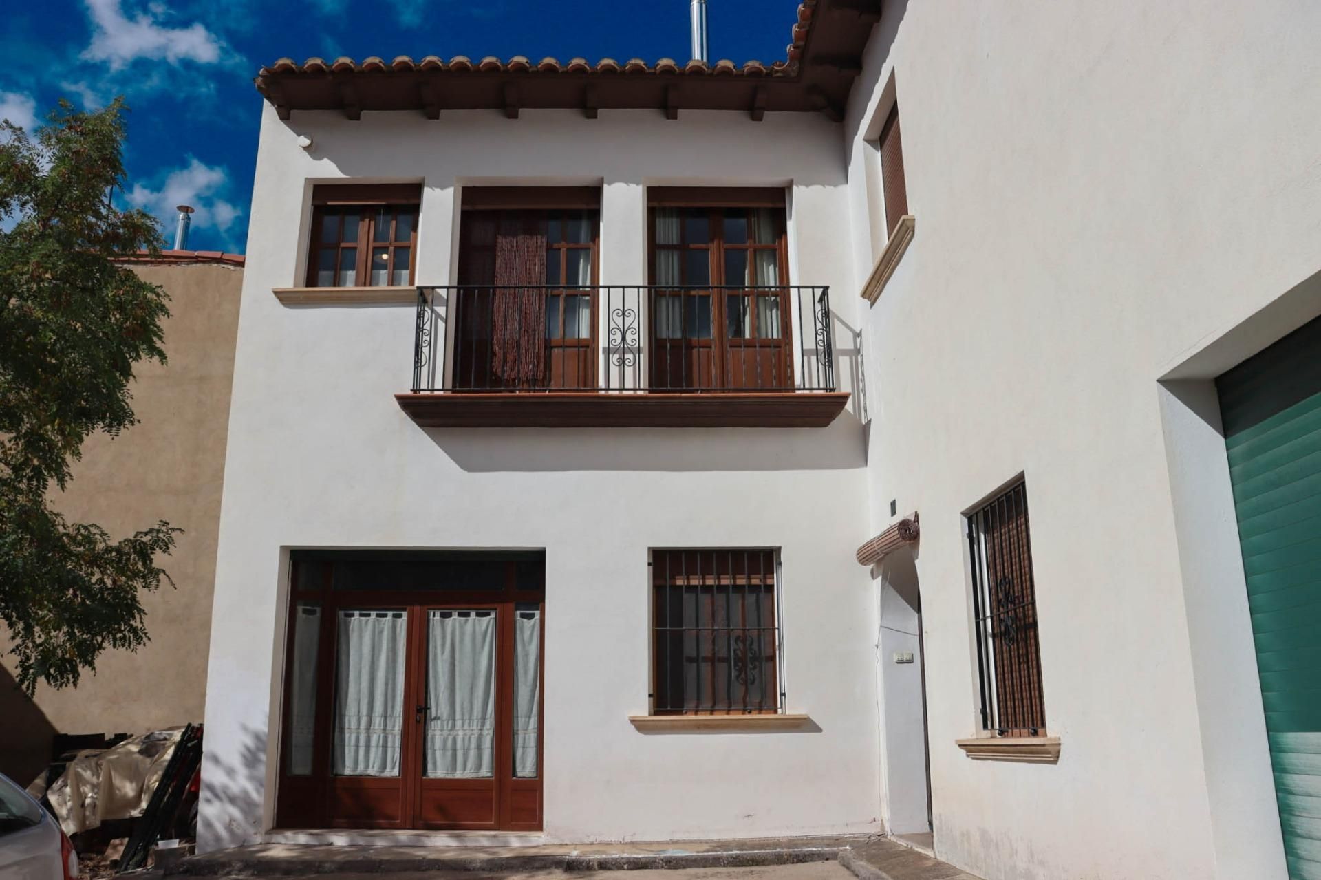 Vista exterior de Casa o chalet en venta en Camarena de la Sierra con Calefacción y Jardín privado