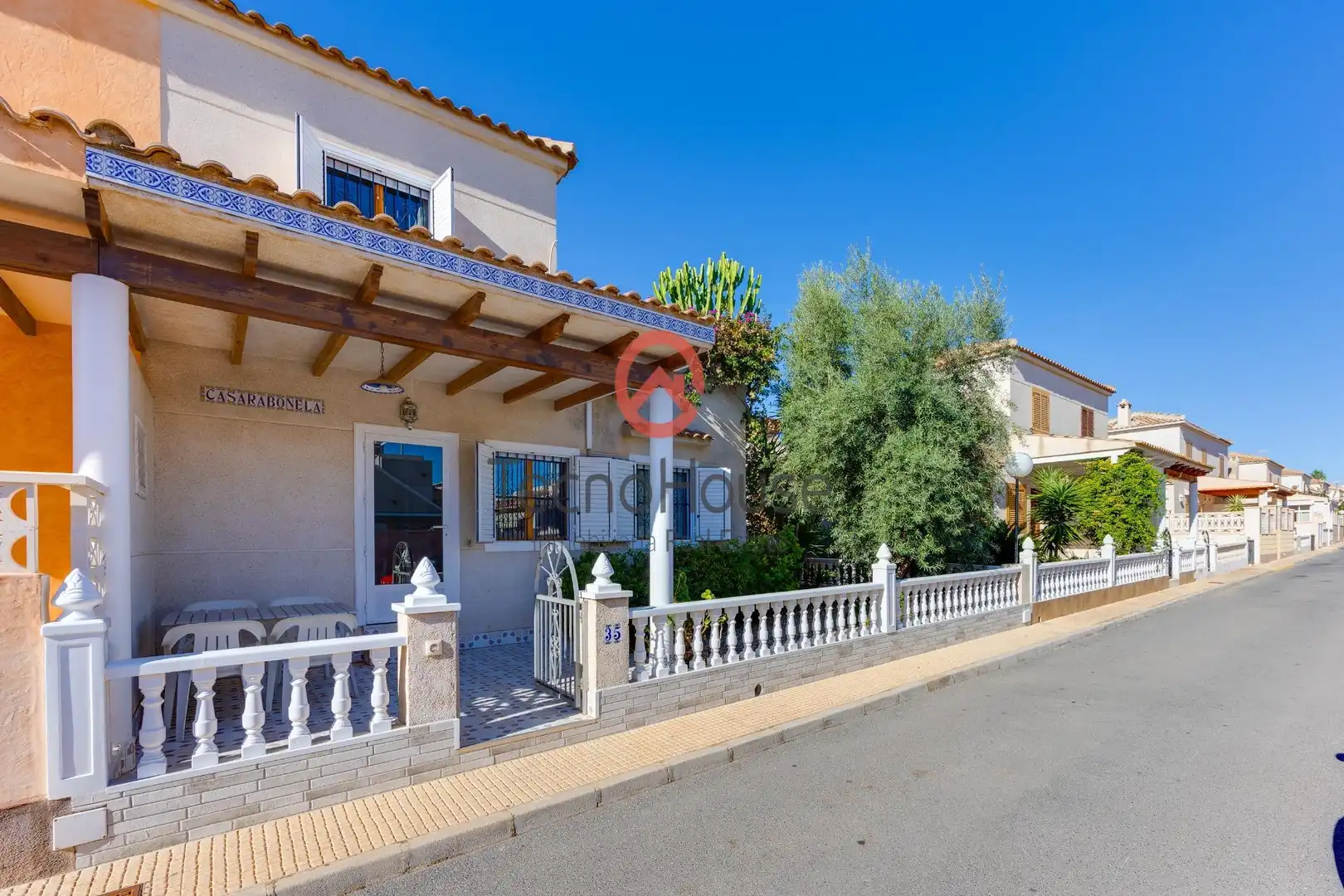 Vista exterior de Casa adosada en venta en Orihuela con Aire acondicionado, Jardín privado y Amueblado