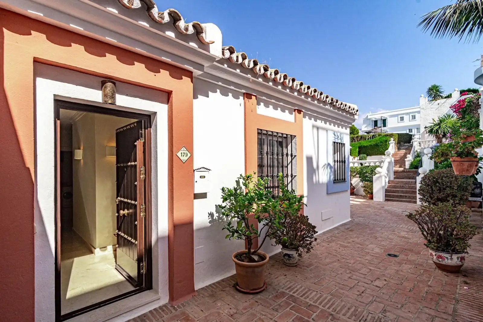 Vista exterior de Ático en venta en Marbella con Aire acondicionado, Amueblado y Piscina comunitaria