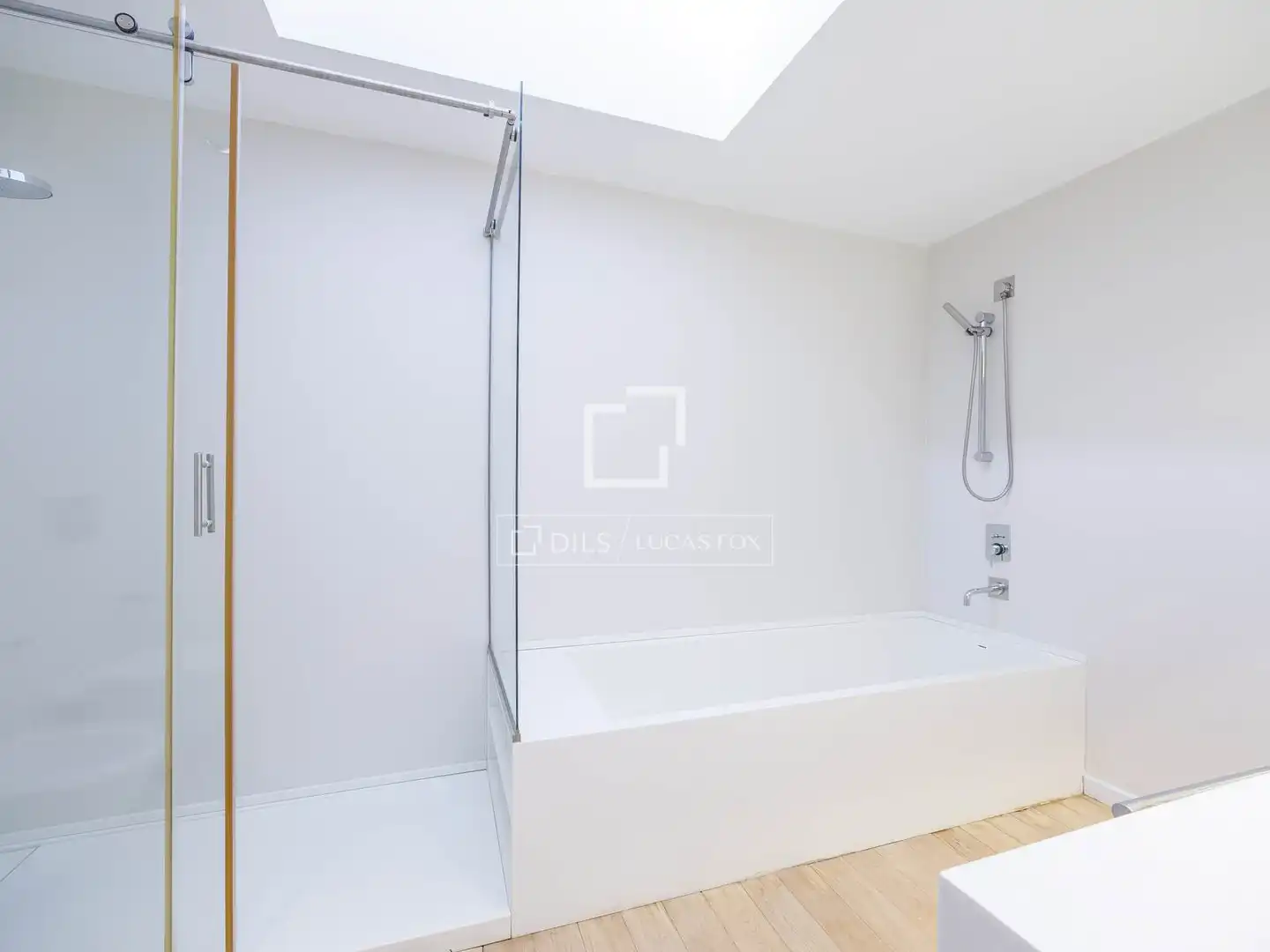 Bathroom of Houses for sale in Sagunto / Sagunt  with Air Conditioner, Parquet flooring and Swimming Pool