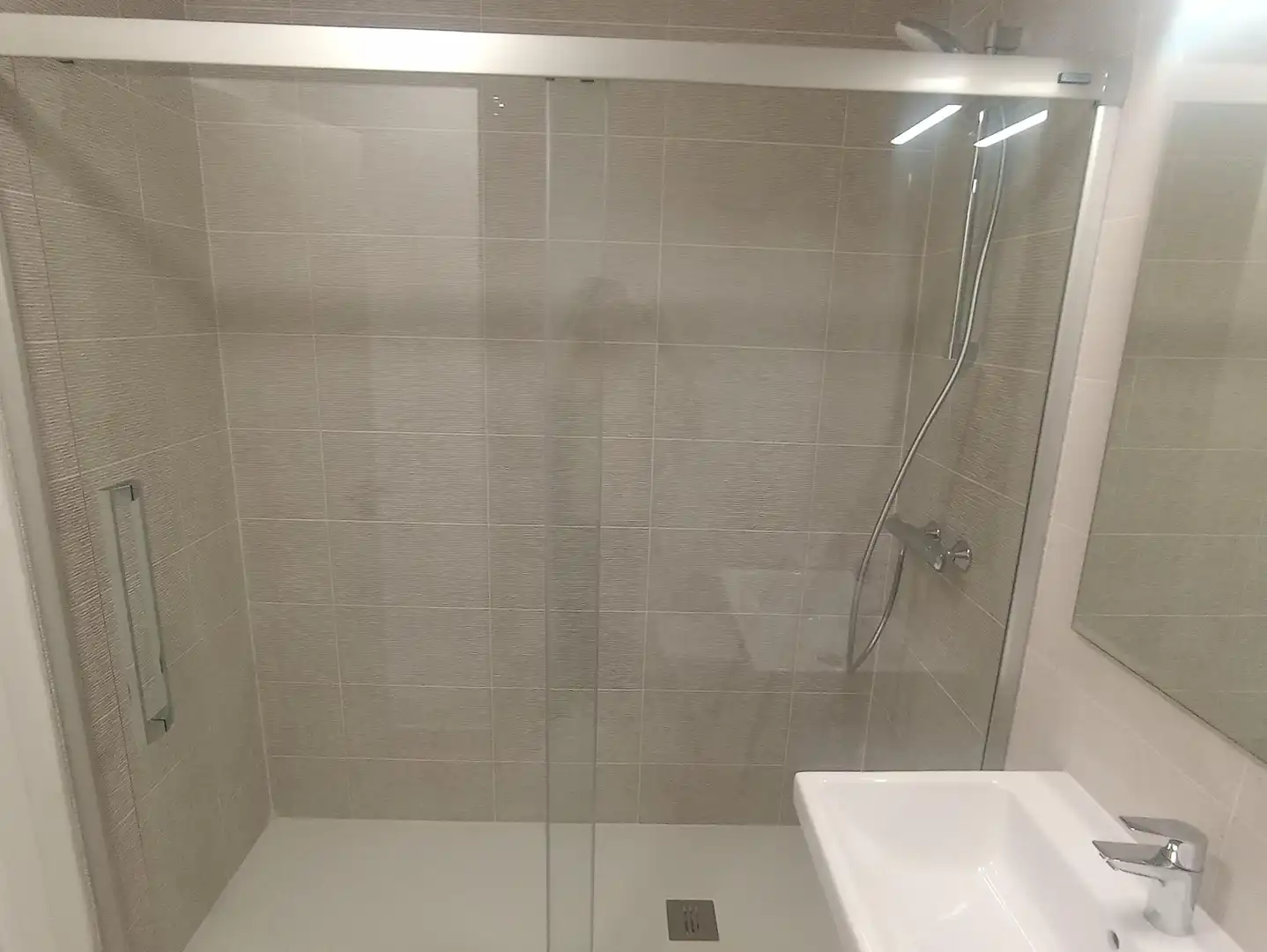 Badezimmer von Wohnung zur Miete in Sevilla mit Klimaanlage, Terrasse und Abstellraum