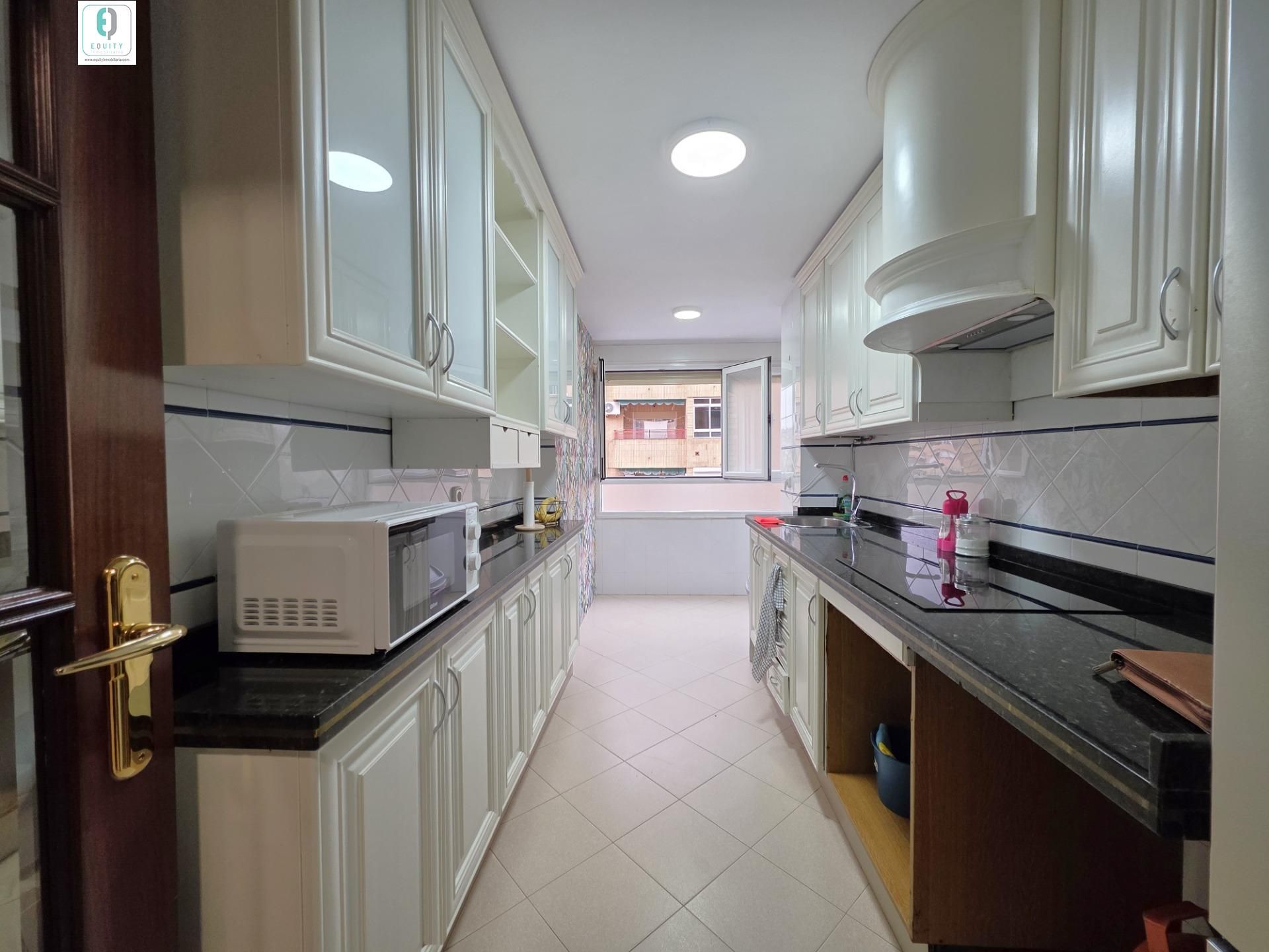 Cocina de Piso de alquiler en  Granada Capital con Aire acondicionado, Amueblado y Balcón