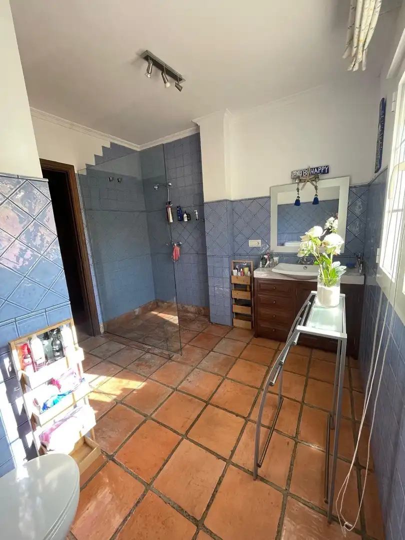 Bathroom of Houses for sale in Algeciras  with Air Conditioner, Private garden and Swimming Pool