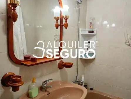 Baño de Piso de alquiler en Culleredo con Calefacción, Terraza y Trastero