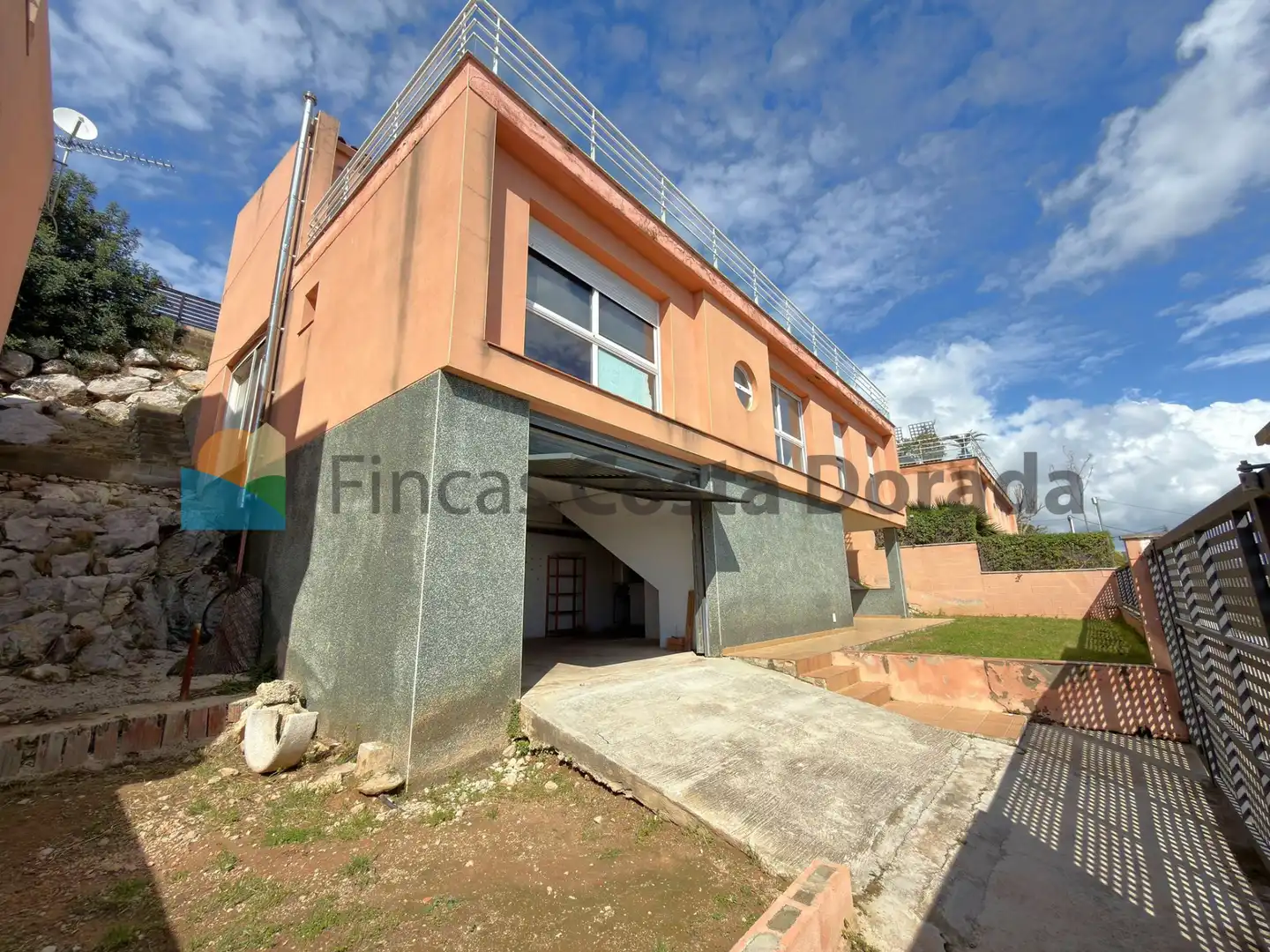 Vista exterior de Casa o xalet en venda en Cubelles amb Aire condicionat, Calefacció i Jardí privat