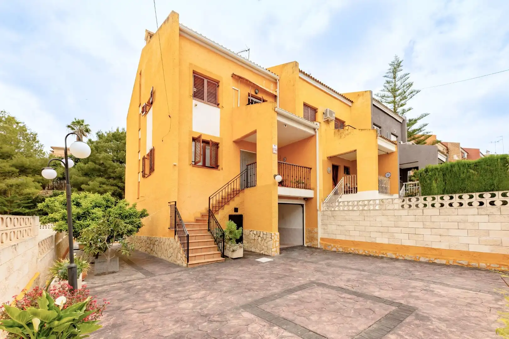 Vista exterior de Casa adosada en venta en Chiva con Aire acondicionado, Calefacción y Terraza