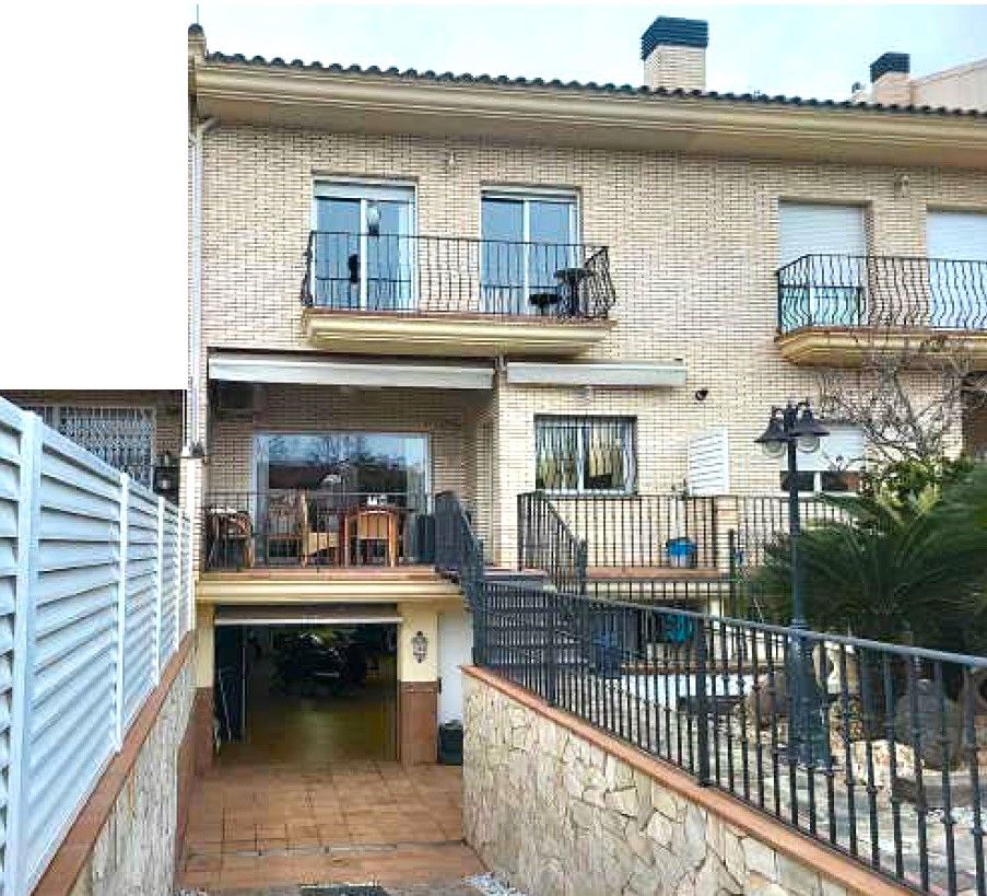 Exterior view of Single-family semi-detached for sale in Pineda de Mar  with Air Conditioner, Heating and Private garden
