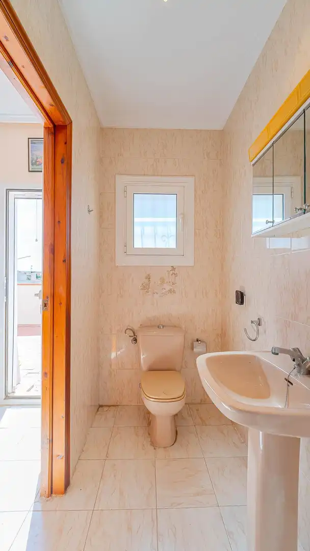 Baño de Casa adosada en venta en Torrevieja con Jardín privado, Trastero y Piscina