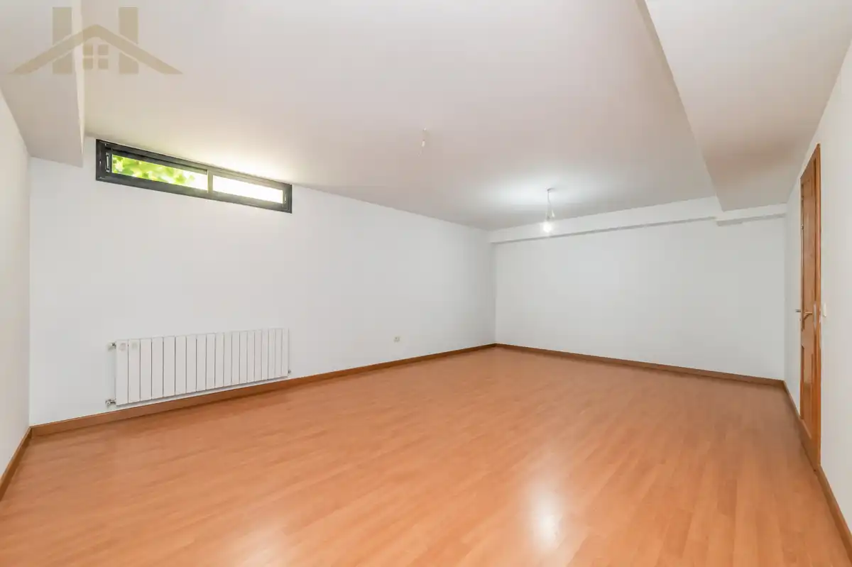 Einfamilien-Reihenhaus zum Verkauf in Valdemoro mit Klimaanlage, Privatgarten und Möbliert