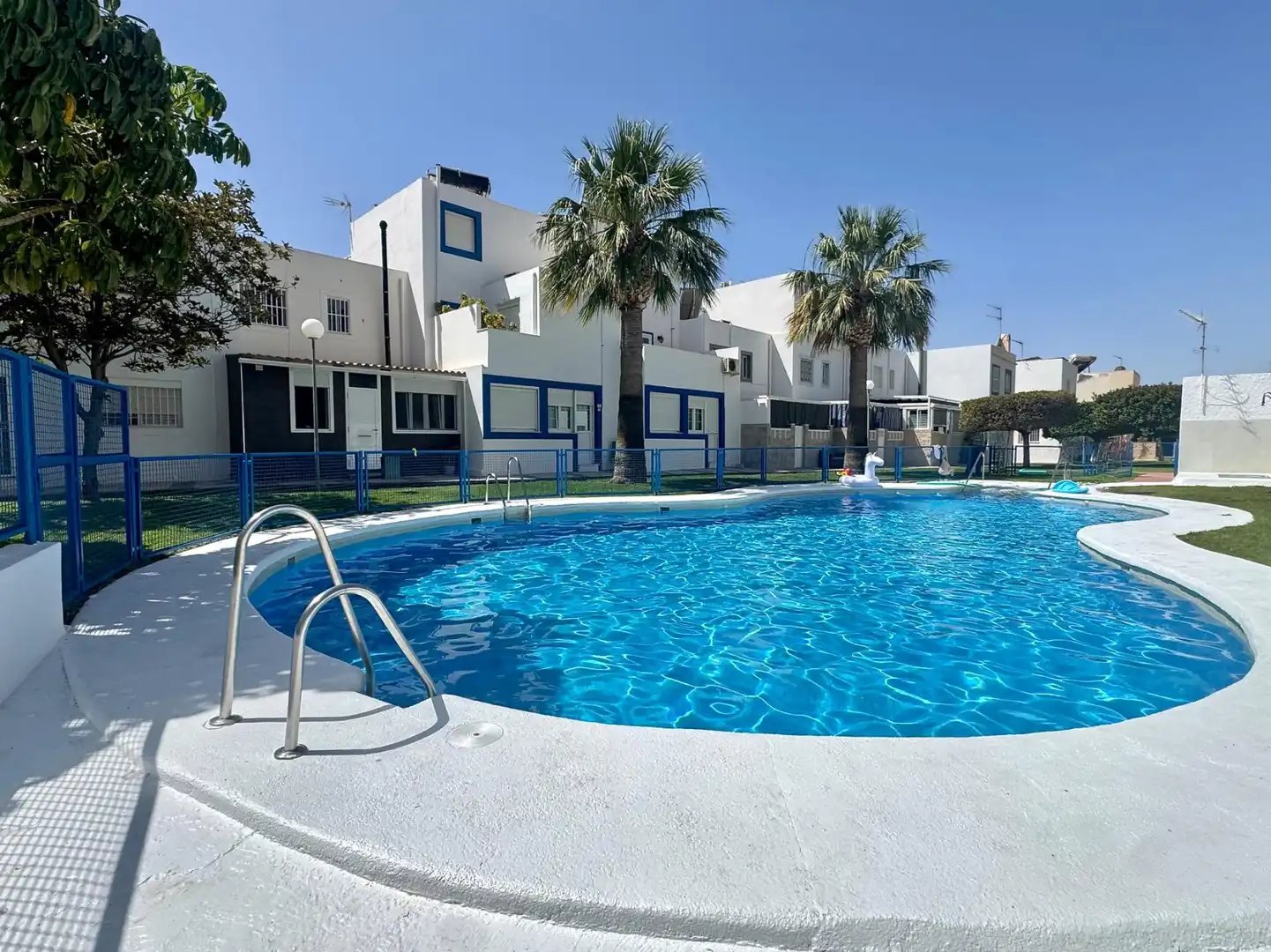 Piscina de Casa adosada en venda en Roquetas de Mar amb Terrassa i Piscina comunitària