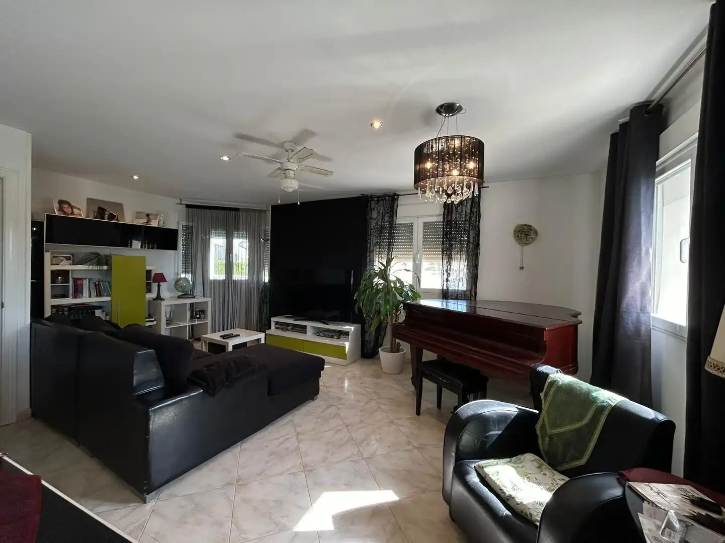 Wohnzimmer von Country house zum Verkauf in Cabanillas del Campo mit Klimaanlage, Heizung und Privatgarten