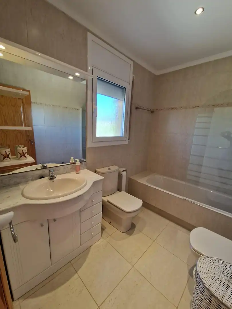 Badezimmer von Einfamilien-Reihenhaus zum Verkauf in Mont-roig del Camp mit Privatgarten, Terrasse und Möbliert