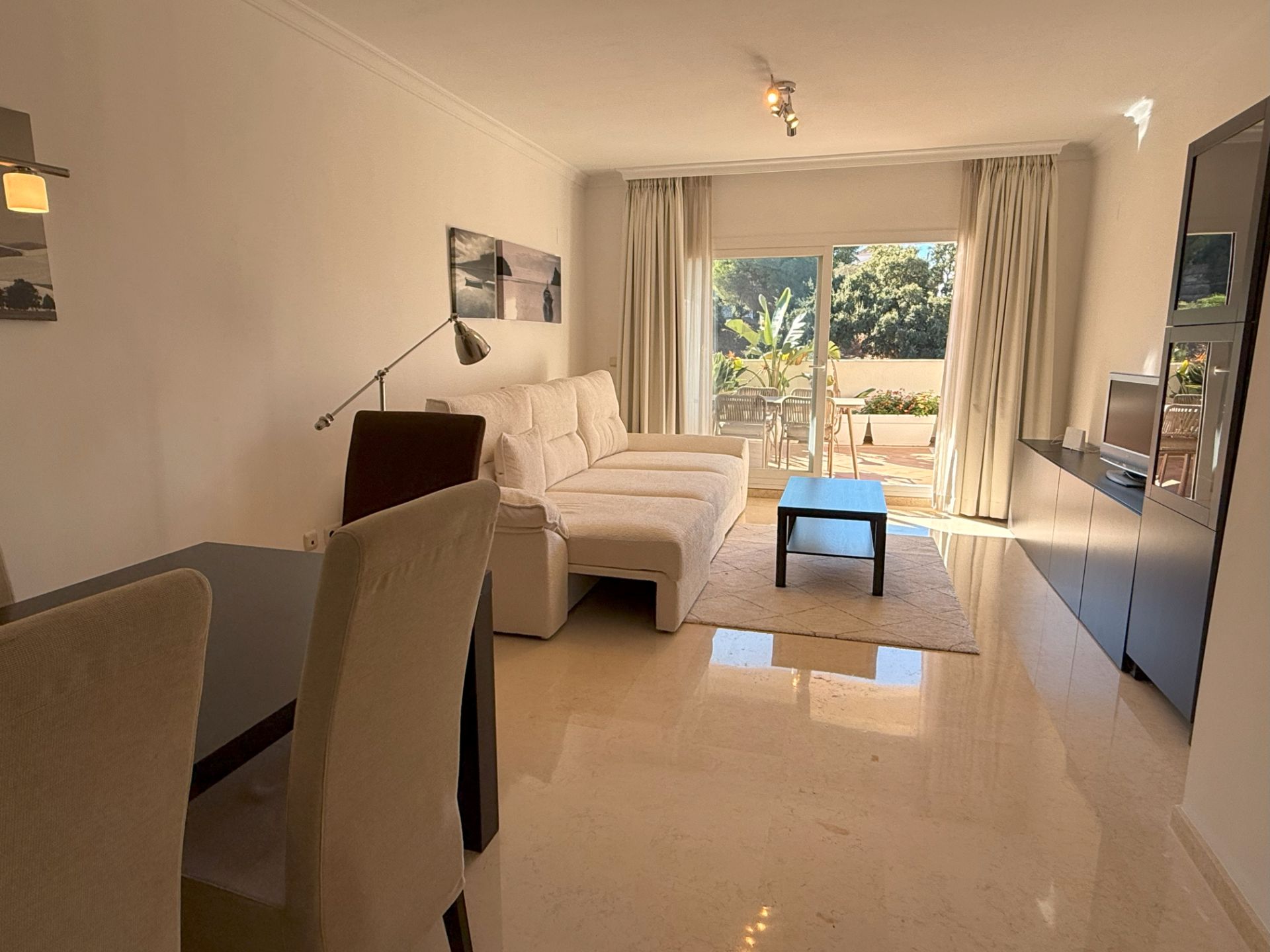 Sala d'estar de Pis en venda en Marbella amb Aire condicionat, Terrassa i Moblat