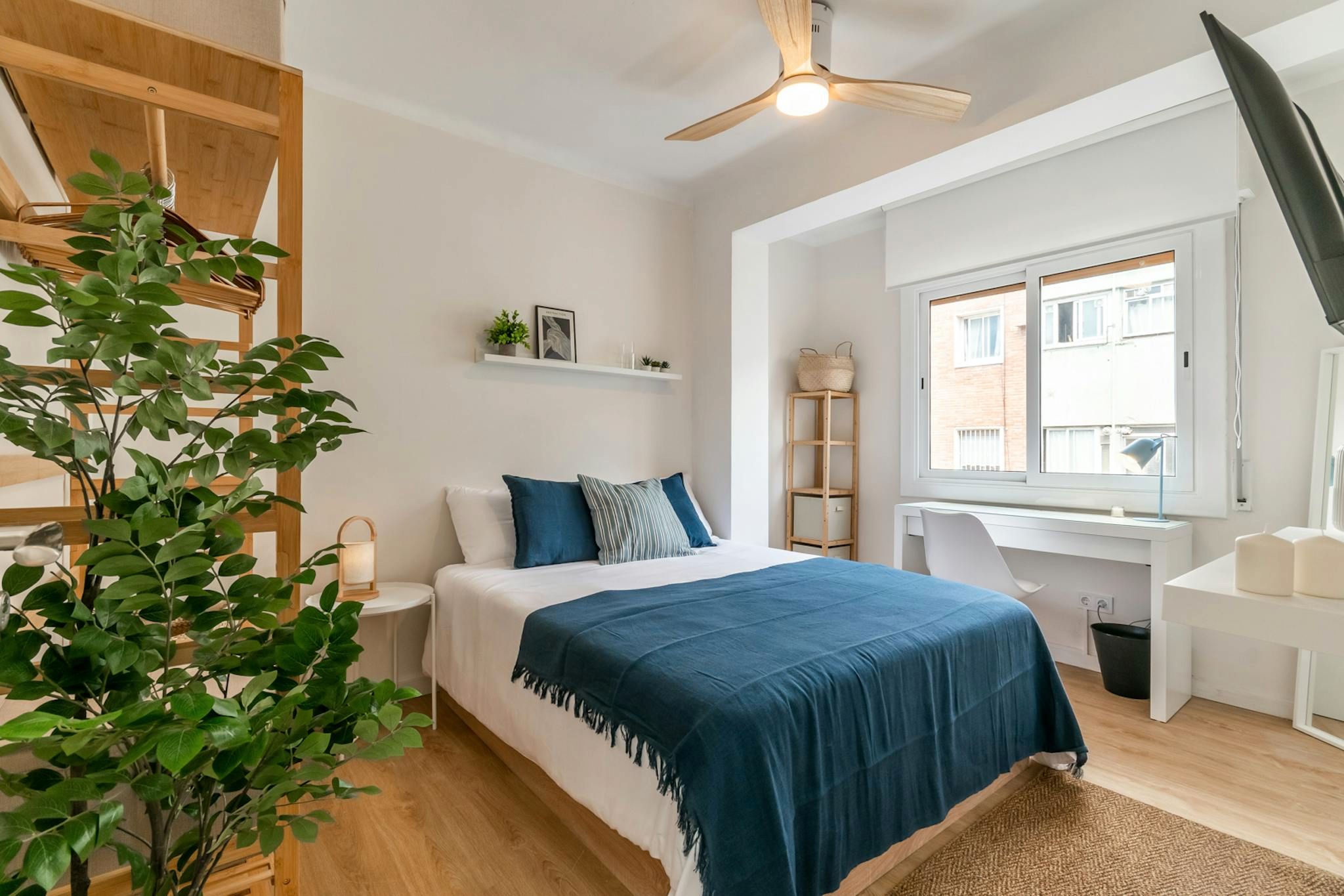 Bedroom of Flat to share in  Barcelona Capital  with Heating, Washing machine and TV