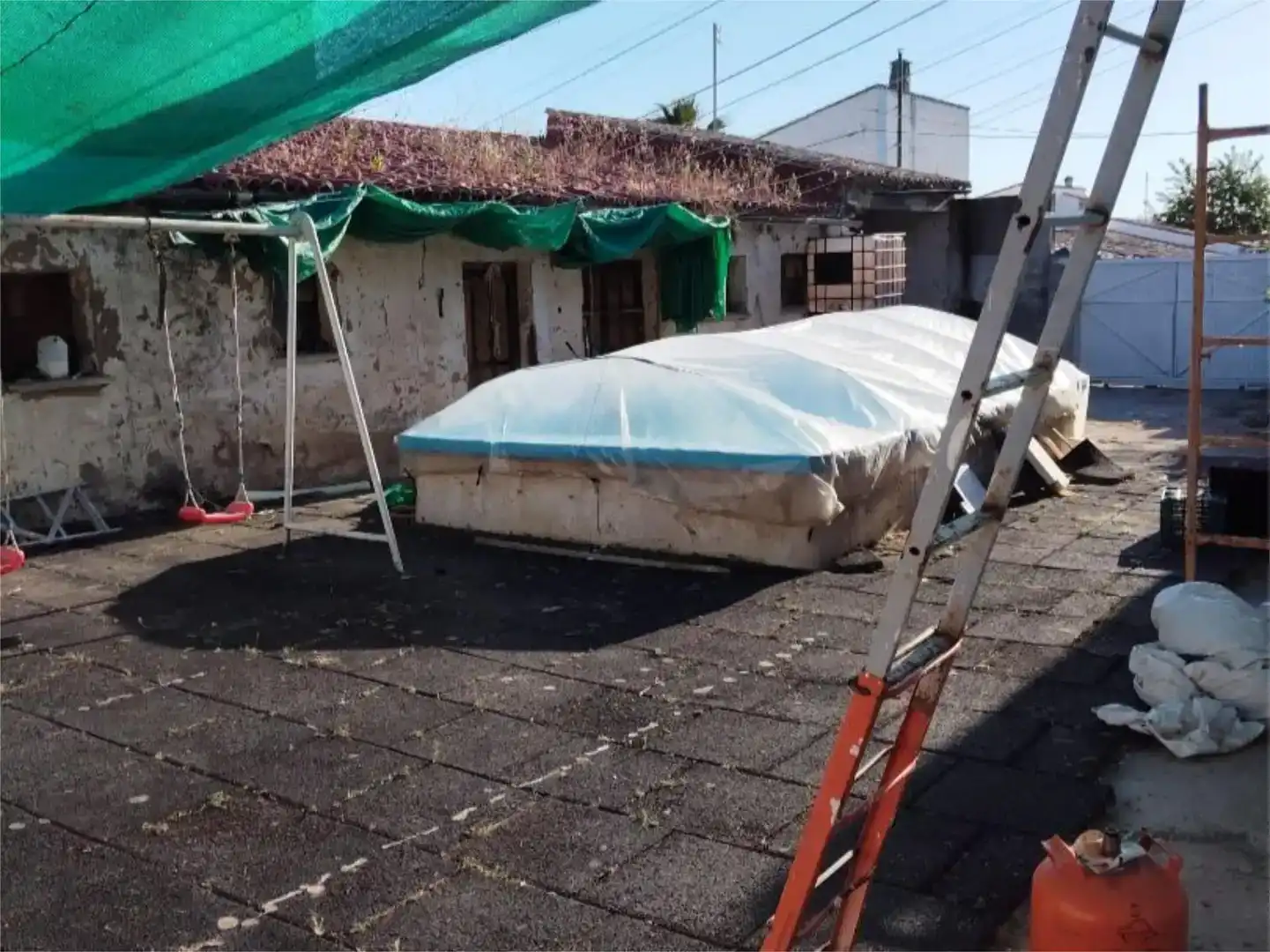 Vista exterior de Casa o xalet en venda en Riolobos amb Jardí privat i Piscina