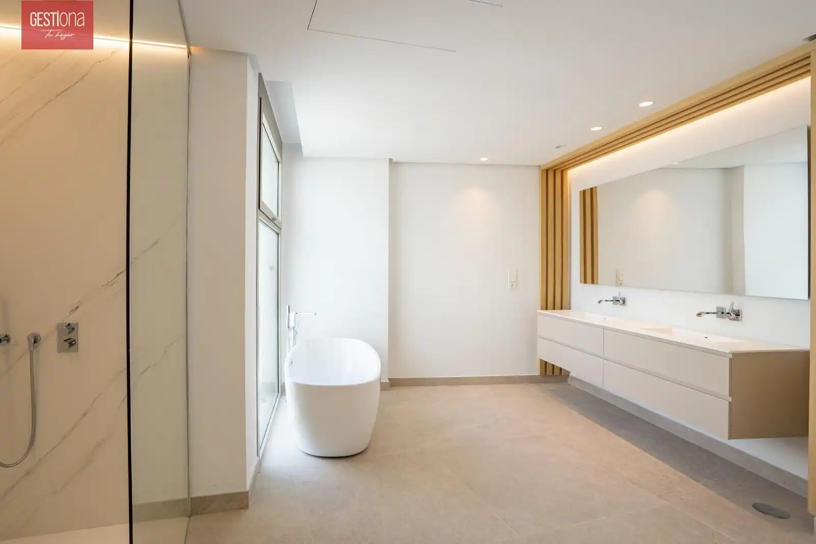 Badezimmer von Dachboden zum Verkauf in Benahavís mit Klimaanlage, Heizung und Privatgarten