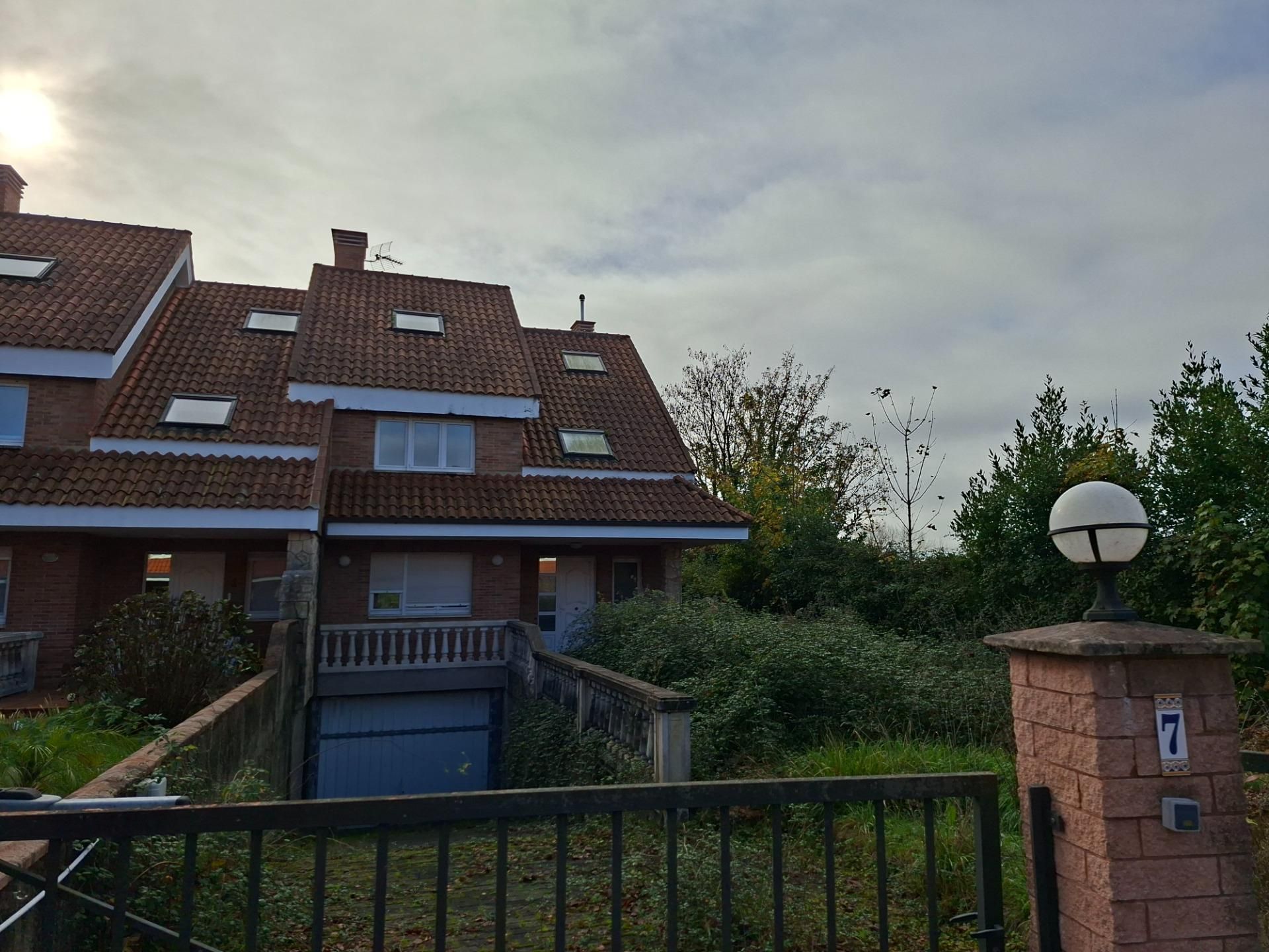 Vista exterior de Casa adosada en venda en Gijón  amb Jardí privat i Parquet