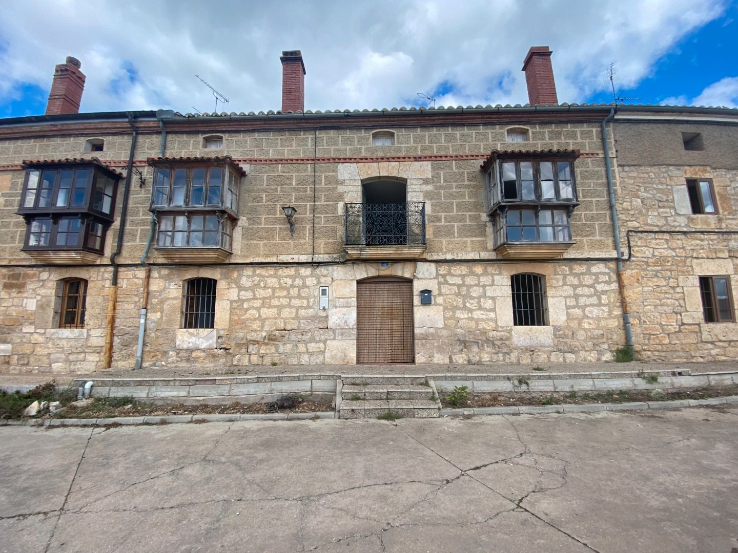 Vista exterior de Finca rústica en venda en Villaquirán de los Infantes amb Parquet i Traster