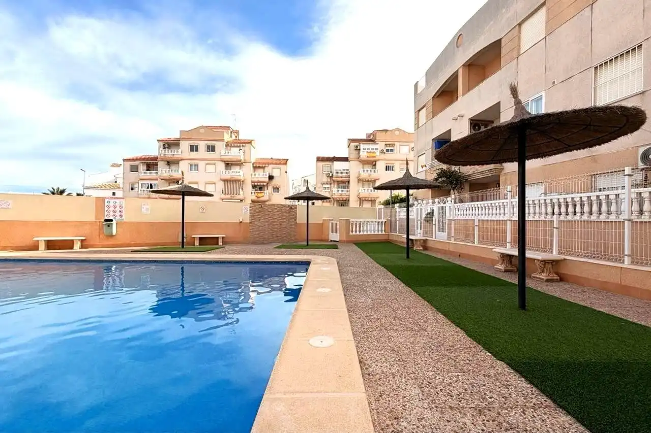 Piscina de Planta baja en venta en Torrevieja con Aire acondicionado, Calefacción y Terraza
